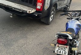 Suspeito de furto é preso ao ser flagrado empurrando moto roubada, em Arapiraca