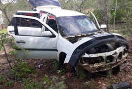 Carro roubado há trinta dias em Cacimbinhas é encontrado depenado em Mata Grande