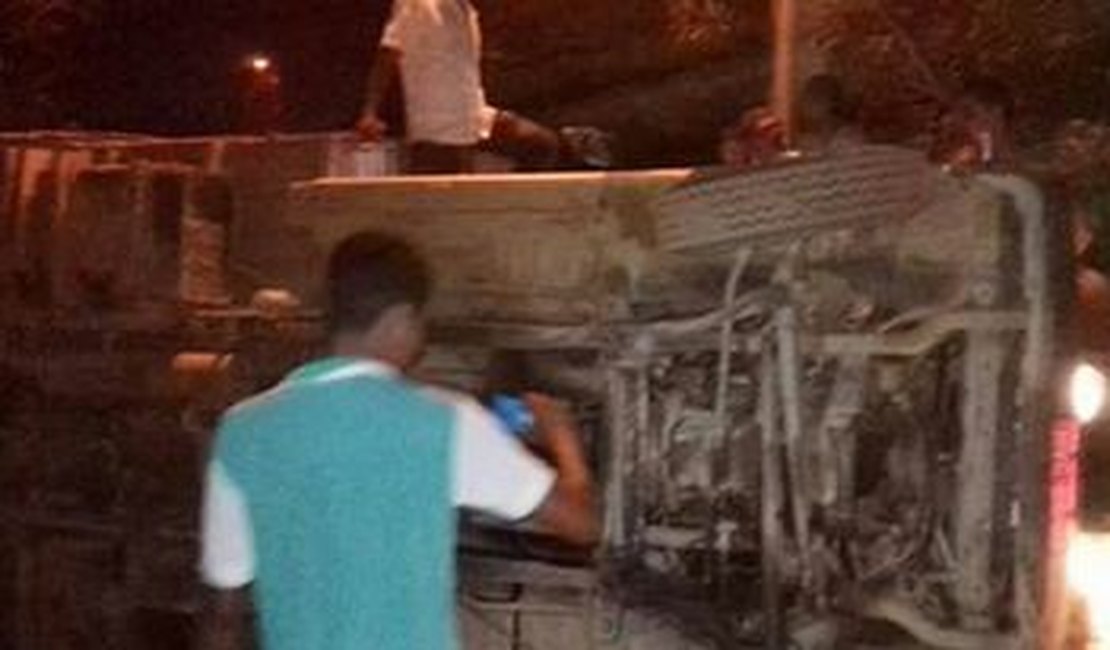 Estudantes ficam feridos após tombamento de caminhão pau de arara em Branquinha