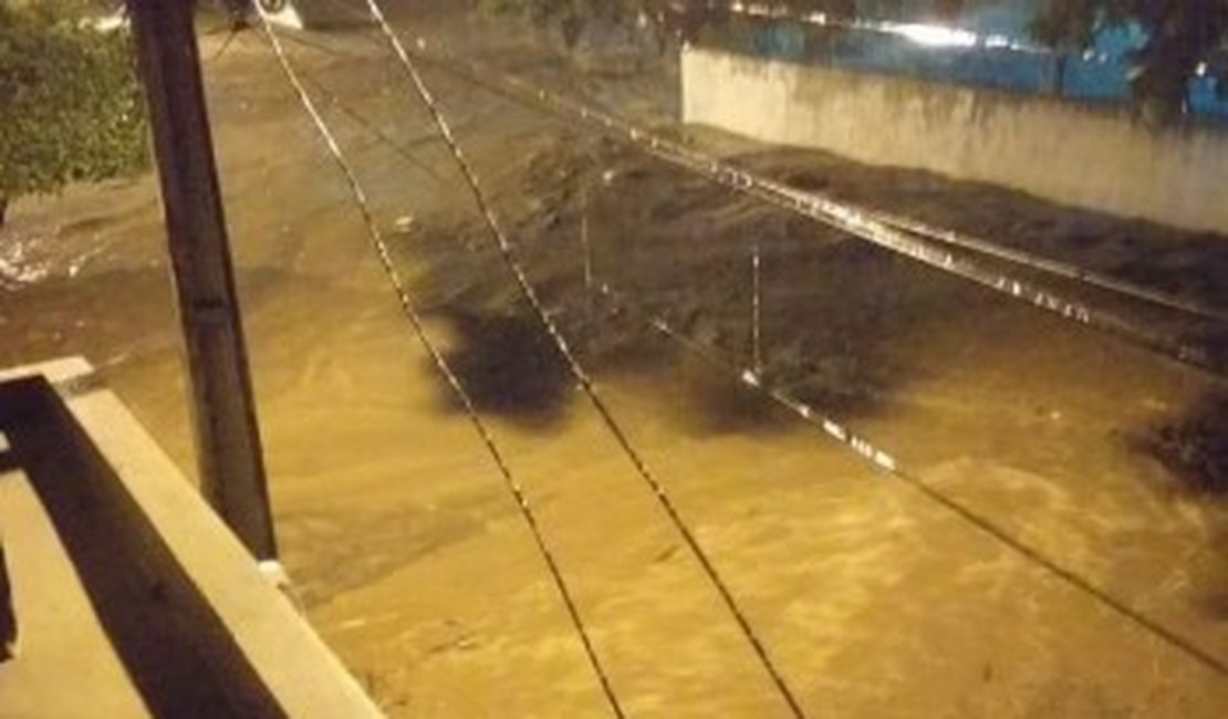 Moradores de Santana do Ipanema atingidos pela chuva precisam de ajuda