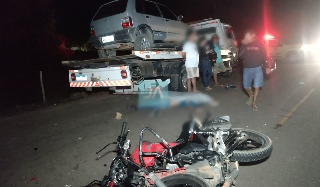 Pedreiro morre em batida de frente entre moto e caminhão-guincho em Arapiraca