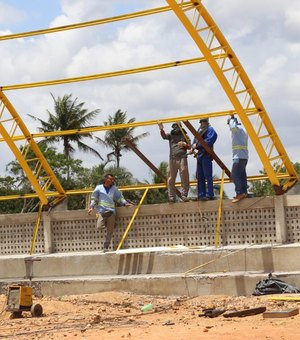 Prefeitura de Arapiraca avança em obra de construção da quadra coberta no sítio Pau D`Arco
