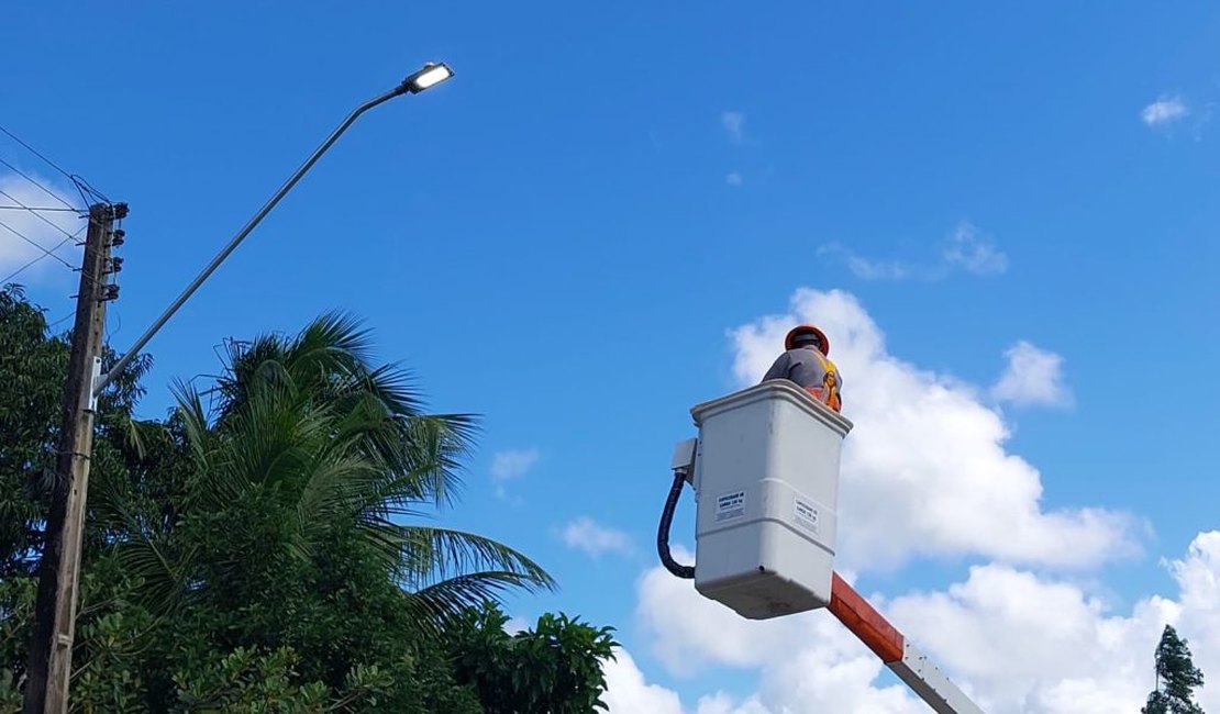 Com recursos próprios do município, SIPE já instalou mais de três mil lâmpadas de LED em Penedo