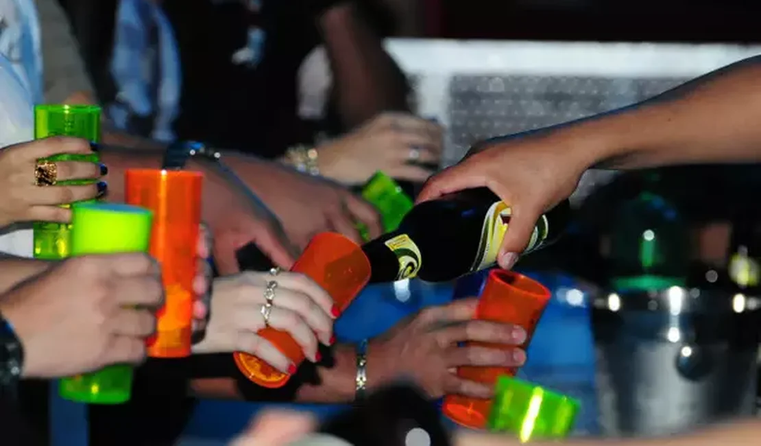 Homem é atacado com garrafa de vidro durante bebedeira no interior de AL