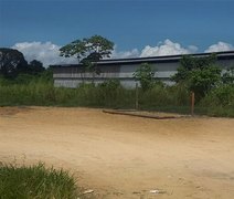 Criança morre após ser atingida por trave de futebol ao comemorar gol, em Manaus