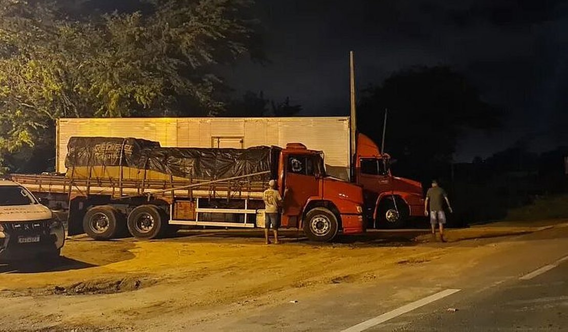 Fiscalização flagra carga de mais de 5 mil garrafas de vinho sem nota fiscal no Agreste alagoano