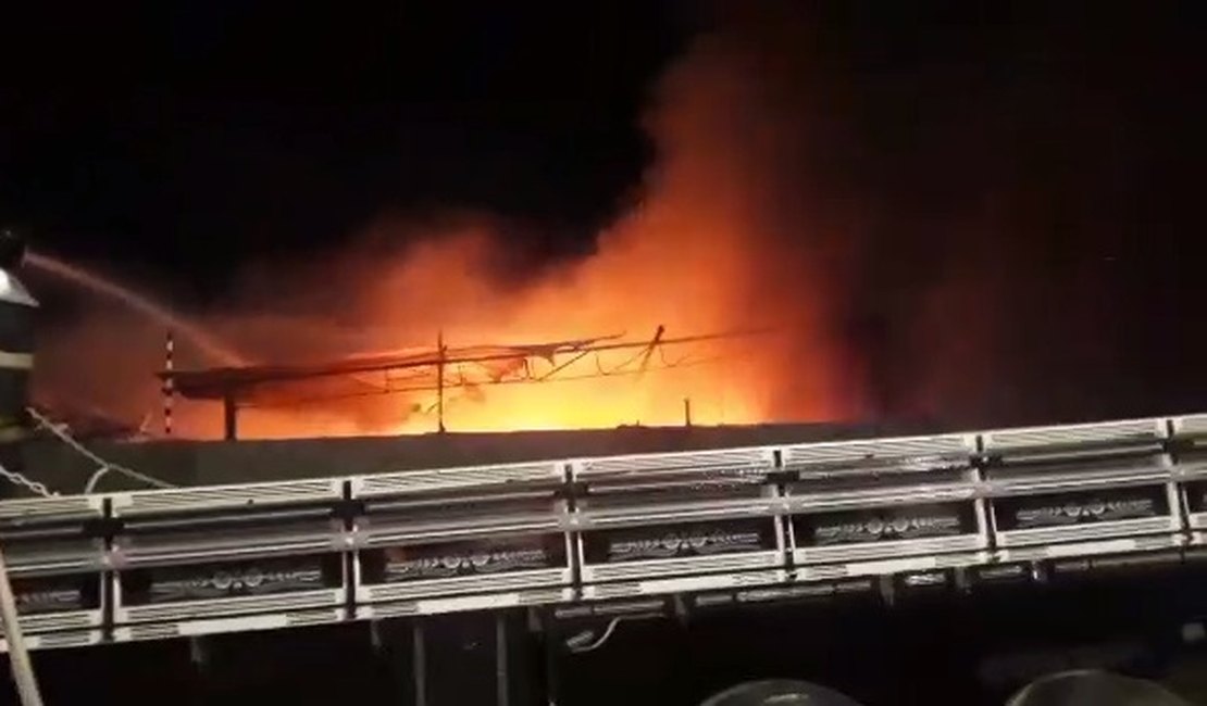 Incêndio atinge galpões de reciclagem na zona rural de Arapiraca