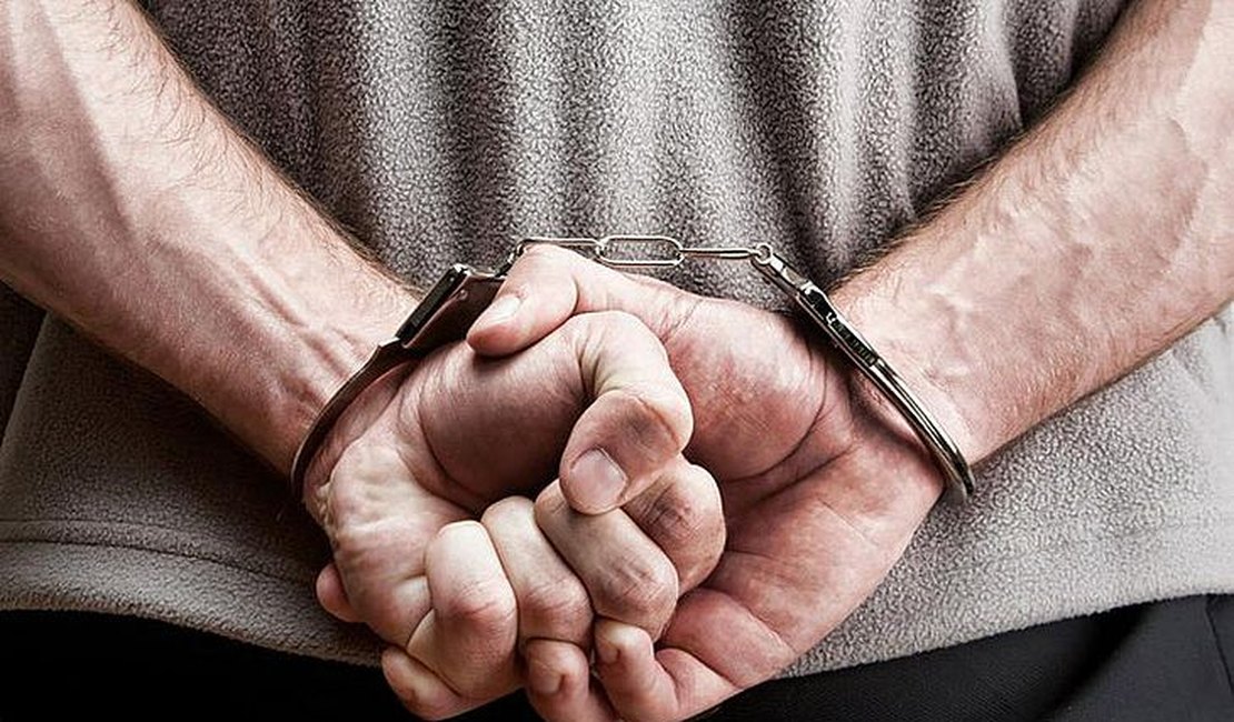 Após agredir mãe, avó e a própria companheira, homem chuta policial militar em Maceió