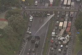 PM atira bomba de efeito moral e jatos d'água para desbloquear Rodovia Castello Branco em SP