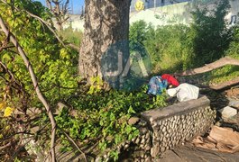 Vídeo. Mulher é encontrada morta em terreno do antigo Clube dos Fumicultores, em Arapiraca