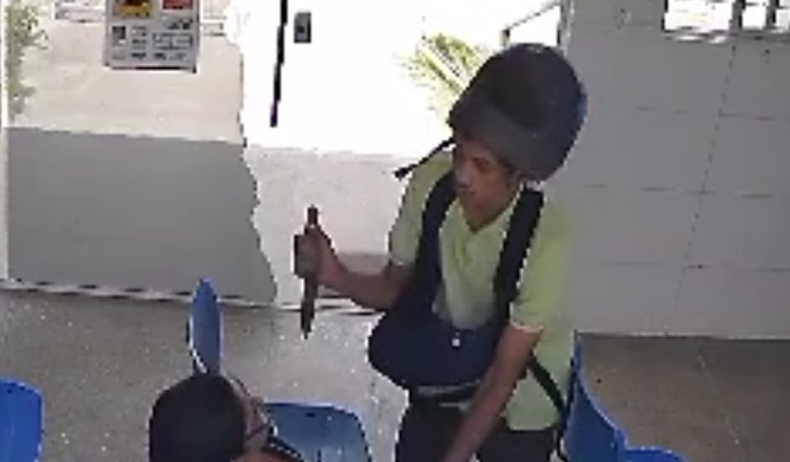 Vídeo. Homem invade posto de saúde e ameaça funcionários com faca, na zona rural de Arapiraca