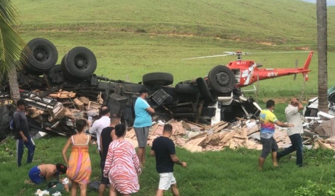 Quatro pessoas feridas no acidente entre carreta e carros na AL-101 Sul recebem alta