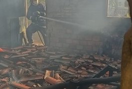 VÍDEO: Homem ateia fogo em botijão de gás e casa é destruída por incêndio em Limoeiro de Anadia