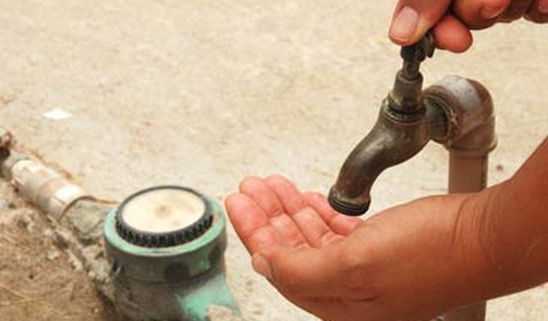 Casal esclarece falta de água em bairros de Arapiraca e municípios do Agreste