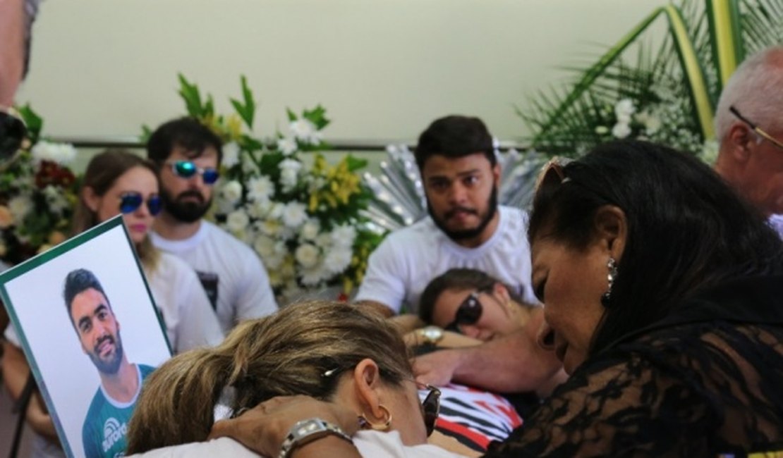 Corpo do jogador alagoano Arthur Maia é velado no Parque das Flores, em Maceió