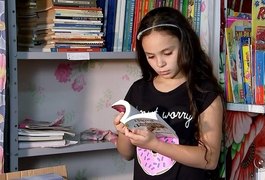 Apaixonada por livros, menina monta biblioteca comunitária dentro de casa