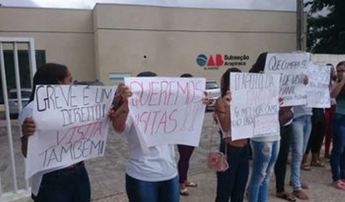 Mulheres de reeducandos fazem protesto contra a redução de visitas em Arapiraca