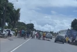 Vídeo. Mulher é atropelada por caminhão ao atravessar via, em Arapiraca
