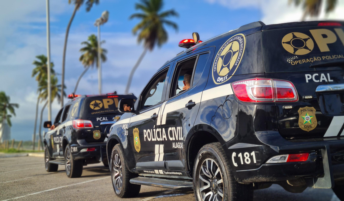 Policiais da Oplit salvam mulher de afogamento na praia da Jatiúca