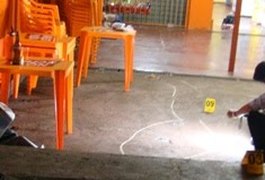 Homem abre fogo dentro de bar, mata casal e deixa três feridos em Arapiraca