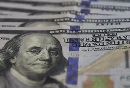 Dólar cai para o menor valor em 21 meses, e bolsa bate recorde