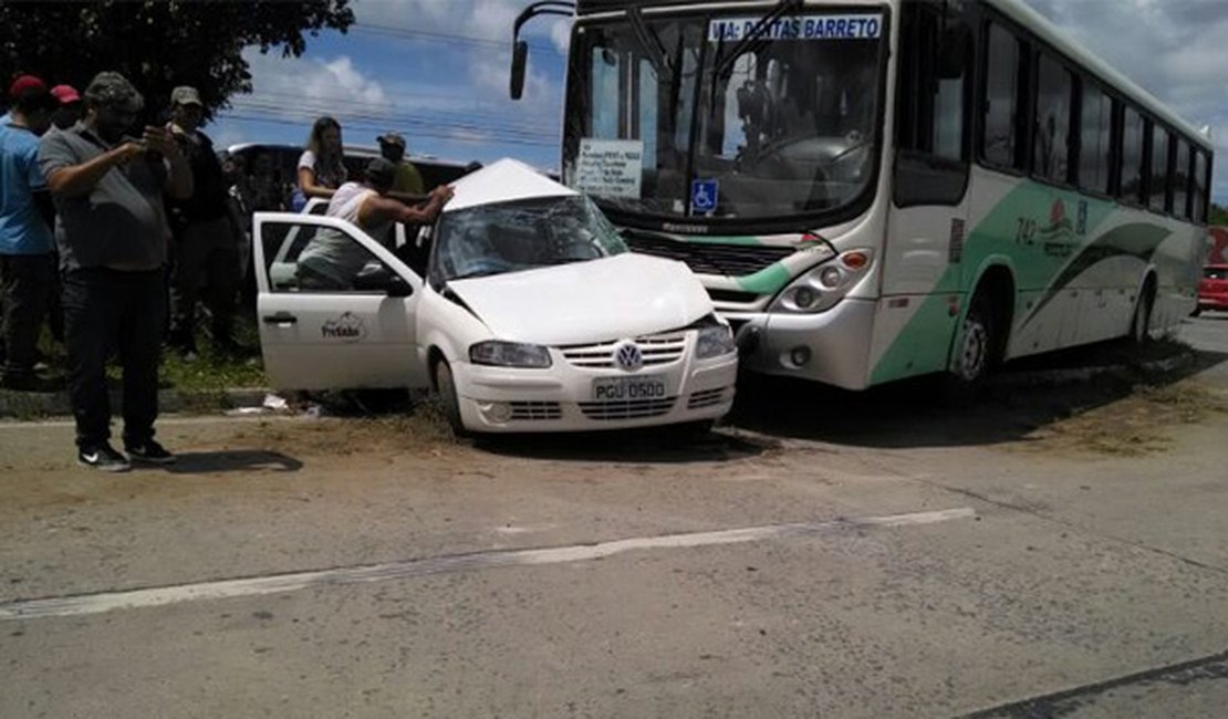 Ônibus e carro colidem na BR-101; ocupantes do automóvel ficam presos às ferragens