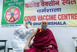 Dalai Lama recebe primeira dose de vacina contra coronavírus