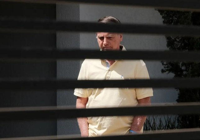 Defesa de Bolsonaro pede suspensão do cumprimento da pena