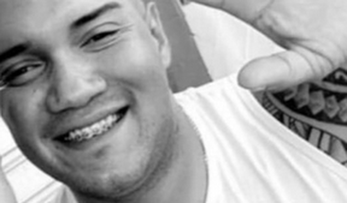 Homem é morto a tiros dentro de caminhonete e passageiro acaba ferido em Maceió