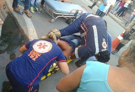 Colisão entre carro e moto deixa motociclista ferido no centro de Arapiraca