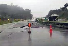 Trecho da BR 101 em São Miguel dos Campos está parcialmente interditada por causa de cratera na rodovia