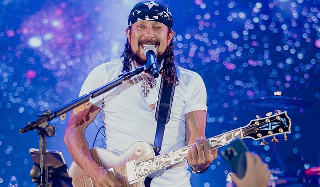 Bell Marques interrompe show em Petrolina e fã pede a namorada em casamento em cima do palco