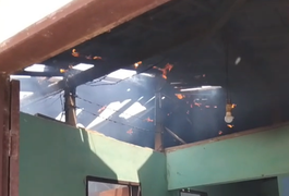 Bombeiros são acionados e apagam incêndio em residência em Coité do Nóia