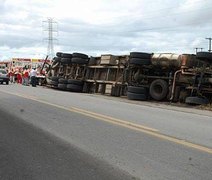 Carga é saqueada após acidente envolvendo três caminhões na BR 101