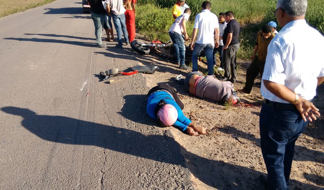 Mãe e filho morrem em acidente envolvendo moto e caminhão, na AL 350