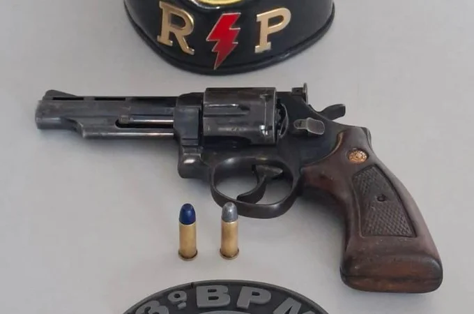 Homem é preso por posse ilegal de arma de fogo após denúncia em Craíbas