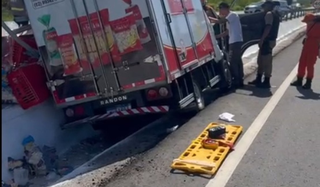 Motorista de empresa alimentícia de Arapiraca fica ferido após caminhão tombar na Barra de São Miguel