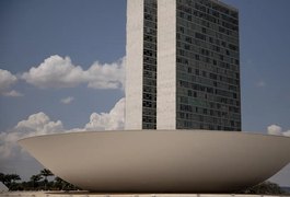 Câmara declara perda de mandato a 7 deputados e dá posse a substitutos