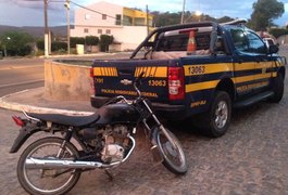 Polícia Rodoviária Federal recupera moto roubada, em Maravilha, AL