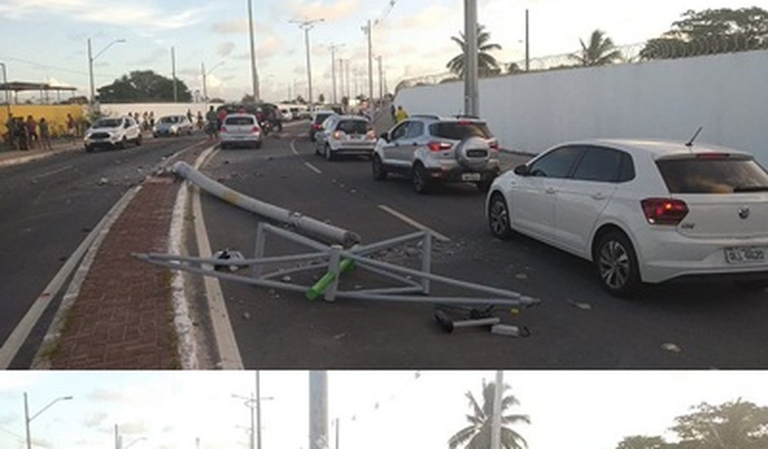 Veículo capota e fica atravessado na rodovia após colidir em poste,  em Maceió