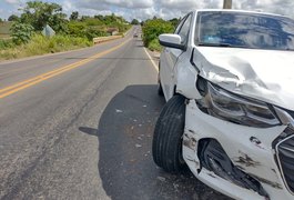 Carro de fisioterapeuta que estava indo para o trabalho colide com caminhonete em Arapiraca