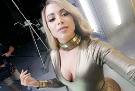 Poderosa! Anitta aparece loira e faz carão nas redes sociais