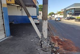 Colisão de carro em poste resulta em duas pessoas feridas, em Maceió