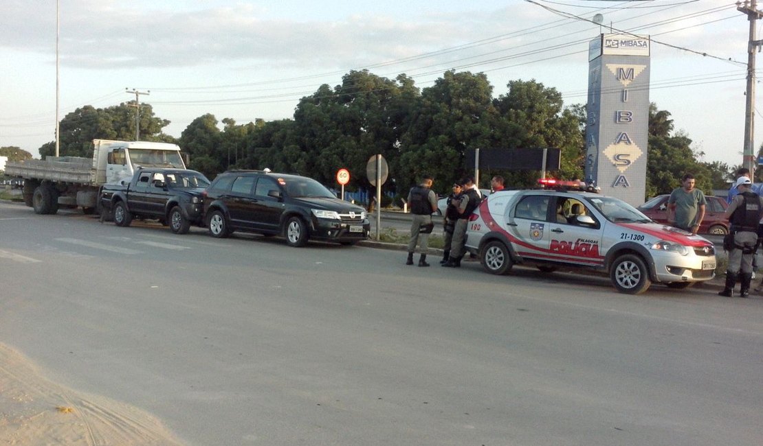 Engavetamento deixa trânsito lento na AL 220, em frente ao shopping, em Arapiraca