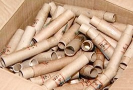 Polícia recolhe fogos de artifício encontrados em uma árvore na Esplanada