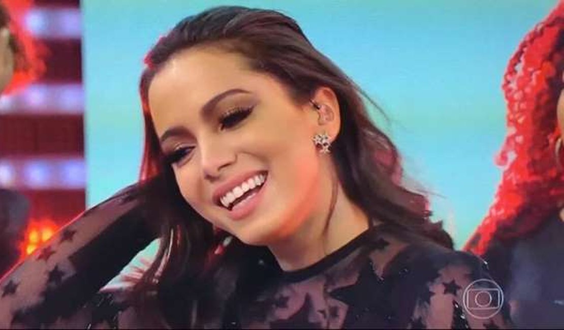 Abusada! Anitta se apresenta com look ousado no ''Domingão'' e causa na web
