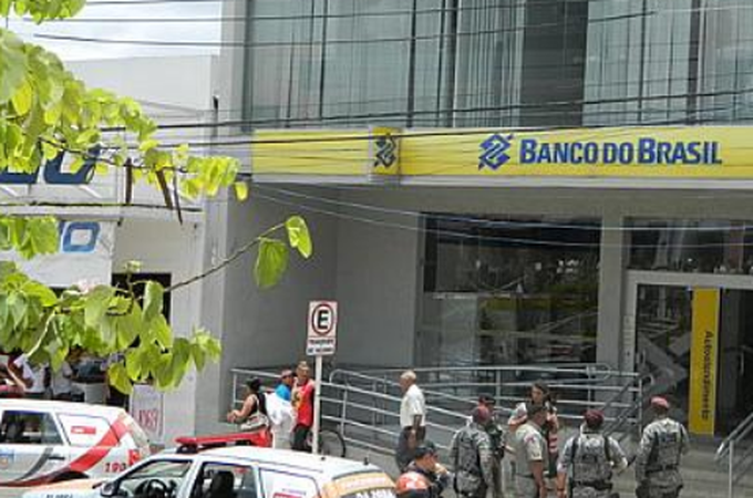 Homem invade agência do Banco do Brasil e quebra porta de vidro com extintor em Arapiraca