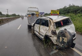 Motorista perde controle e tomba veículo na AL-220, em Arapiraca