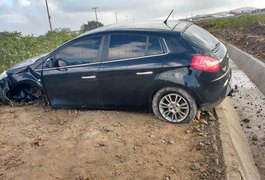 Condutor perde controle da direção e carro colide em vala na AL-110, em Arapiraca