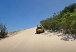 Vídeo mostra outro buggy fugindo de bandidos armados em dunas de praia no Ceará